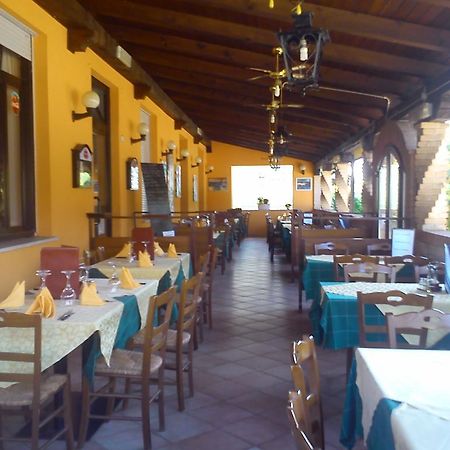Casa Vacanza Holiday Pieris Exterior foto