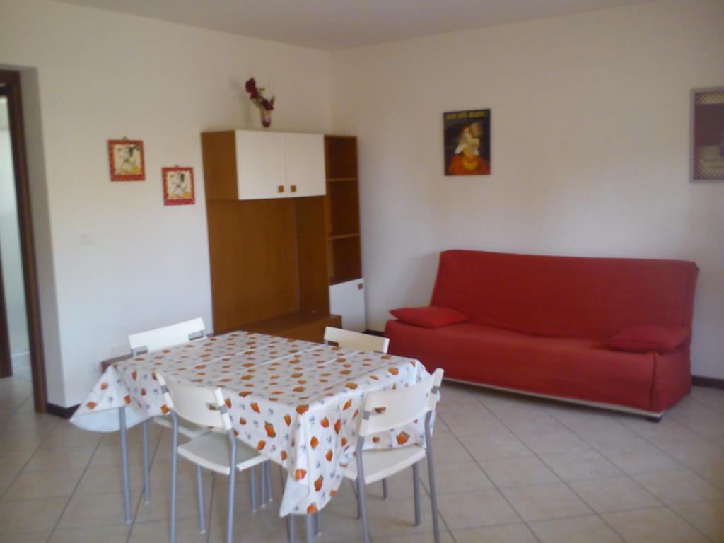 Casa Vacanza Holiday Pieris Exterior foto