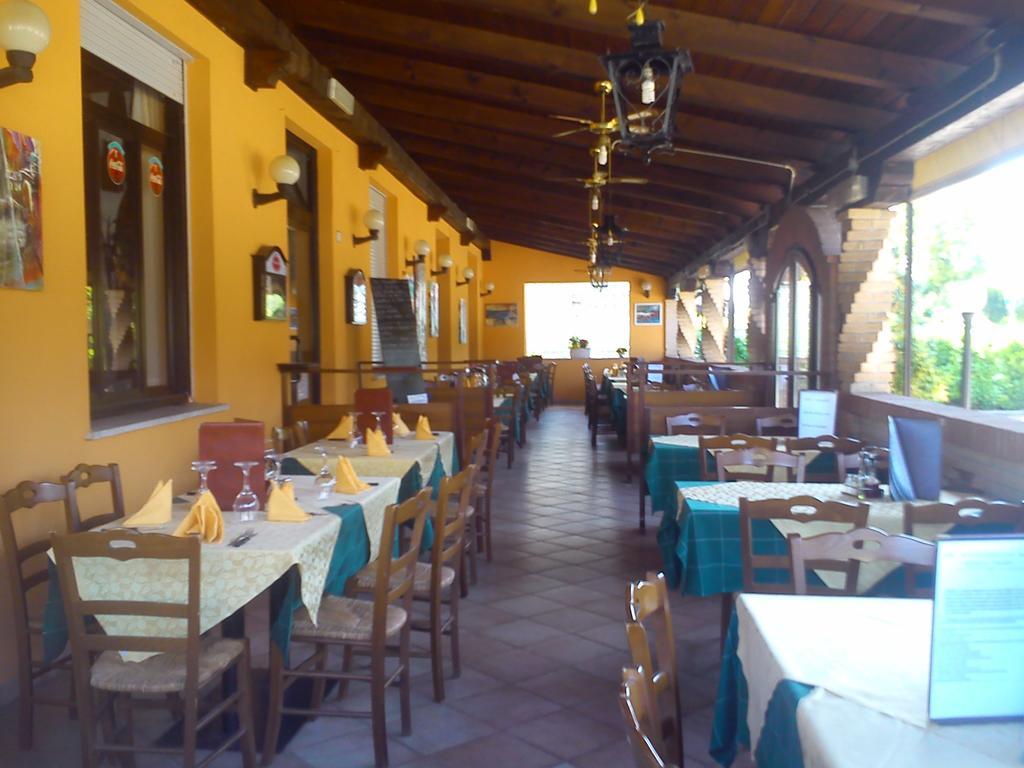 Casa Vacanza Holiday Pieris Exterior foto